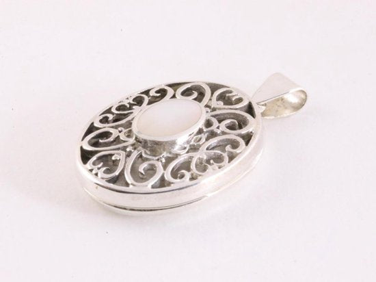 Opengewerkt ovaal zilveren medaillon met parelmoer afbeelding 2