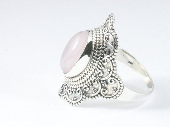 Bewerkte zilveren ring met rozenkwarts afbeelding 2