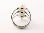 Opengewerkte zilveren ring met 3 onyx stenen afbeelding 3