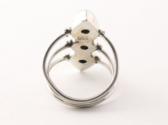 Opengewerkte zilveren ring met 3 onyx stenen afbeelding 3