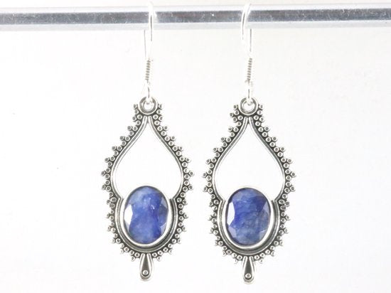 Bewerkte zilveren oorbellen met blauwe saffier afbeelding 4