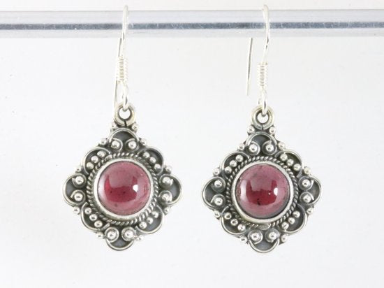 Bewerkte zilveren oorbellen met granaat afbeelding 4