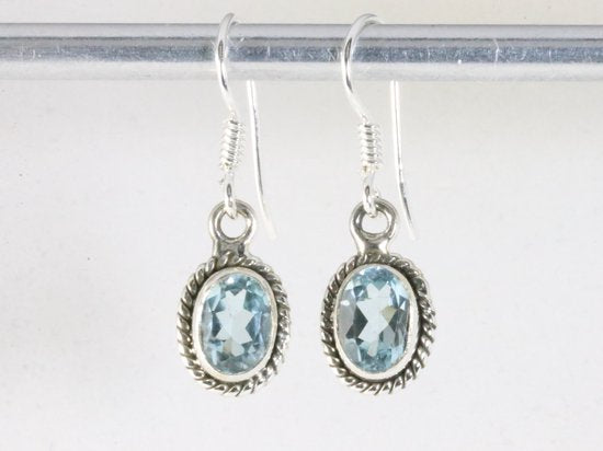Fijne bewerkte zilveren oorbellen met blauwe topaas afbeelding 3