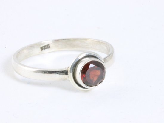 Fijne ronde zilveren ring met granaat afbeelding 1