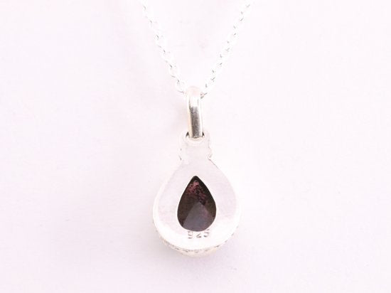 Bewerkte druppelvormige zilveren hanger met granaat aan ketting afbeelding 3