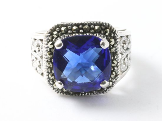 Opengewerkte zilveren ring met blauwe saffier en marcasiet afbeelding 4