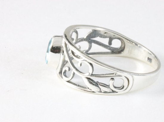 Fijne opengewerkte zilveren ring met blauwe topaas afbeelding 2