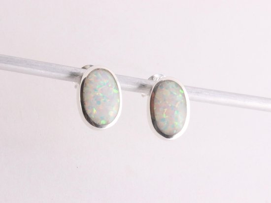 Ovale zilveren oorstekers met welo opaal afbeelding 3