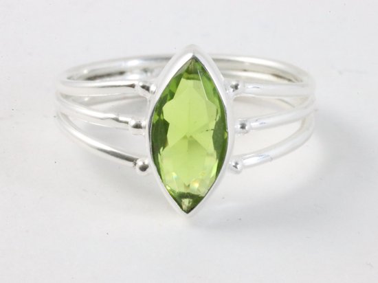 Opengewerkte zilveren ring met peridoot afbeelding 4