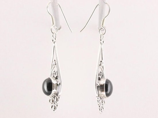 Lange opengewerkte zilveren oorbellen met onyx afbeelding 2