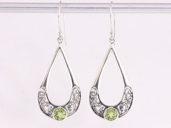 Opengewerkte zilveren oorbellen met peridoot afbeelding 4