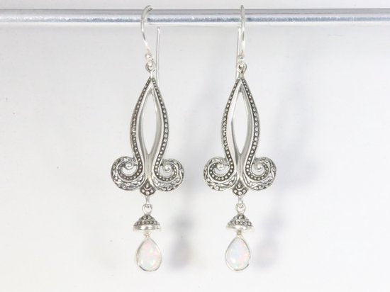 Lange traditionele bewerkte zilveren oorbellen met welo opaal afbeelding 4