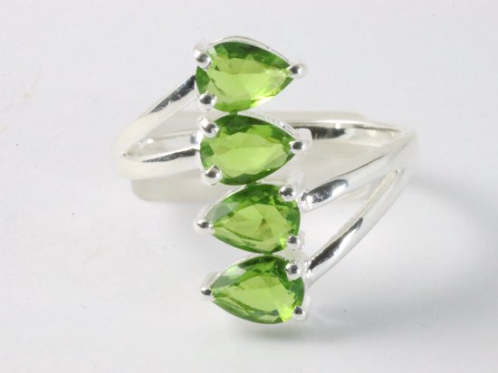 Langwerpige hoogglans zilveren ring met peridoot stenen afbeelding 3