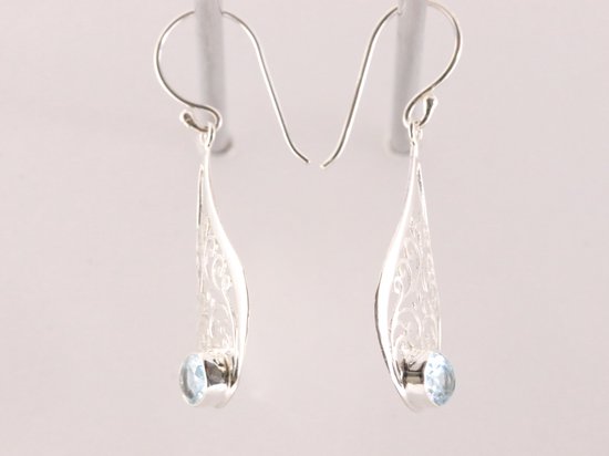 Opengewerkte zilveren oorbellen met blauwe topaas afbeelding 2