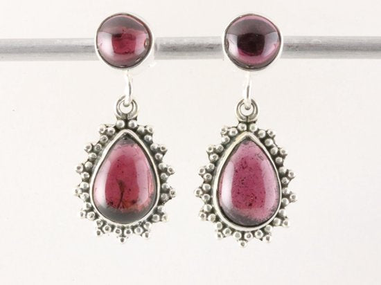 Bewerkte zilveren oorstekers met granaat afbeelding 3