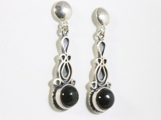 Bewerkte zilveren oorstekers met onyx afbeelding 2
