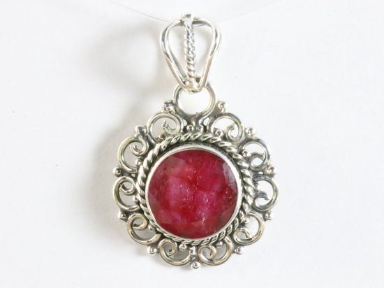 Ronde opengewerkte zilveren hanger met robijn afbeelding 4
