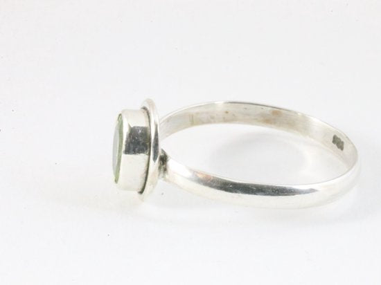 Fijne zilveren ring met peridoot afbeelding 2