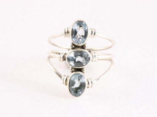 Opengewerkte zilveren ring met 3 blauwe topaas stenen afbeelding 3