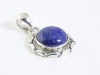 Ronde bewerkte zilveren hanger met lapis lazuli afbeelding 2