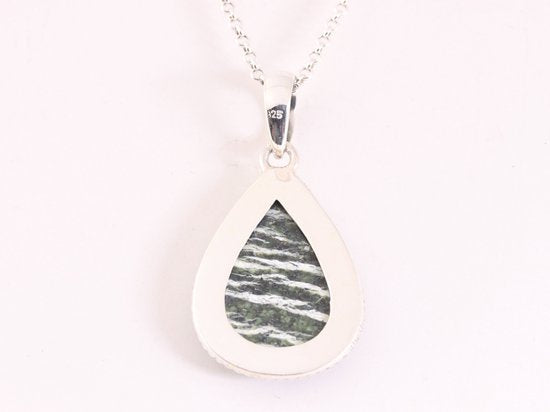 Bewerkte druppelvormige zilveren hanger met groene Zwitserse opaal aan ketting afbeelding 3