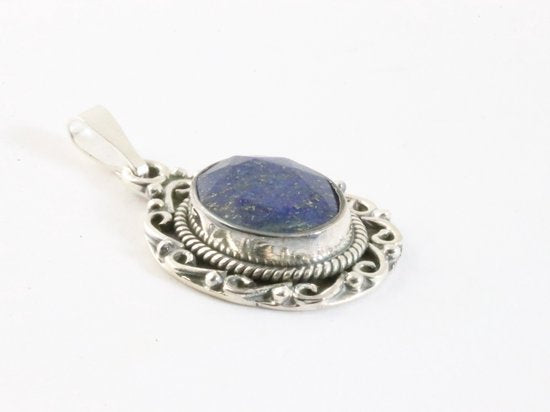 Bewerkte zilveren hanger met lapis lazuli aan ketting afbeelding 2