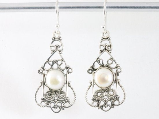 Lange opengewerkte zilveren oorbellen met parel afbeelding 1