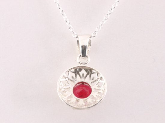 Fijne ronde opengewerkte zilveren hanger met robijn aan ketting afbeelding 3