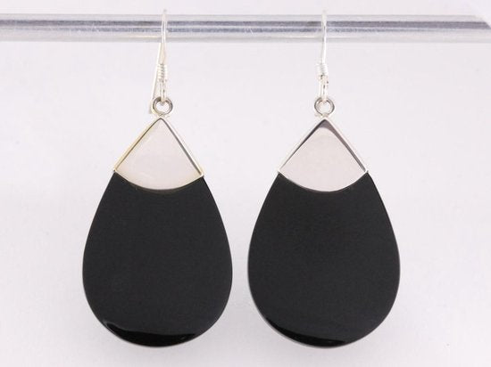 Grote druppelvormige zilveren oorbellen met onyx afbeelding 4