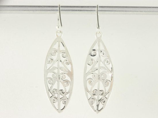 Lange opengewerkte zilveren oorbellen afbeelding 3