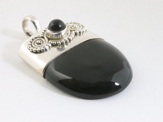 Bewerkte zilveren hanger met onyx aan vossenstaart ketting afbeelding 2