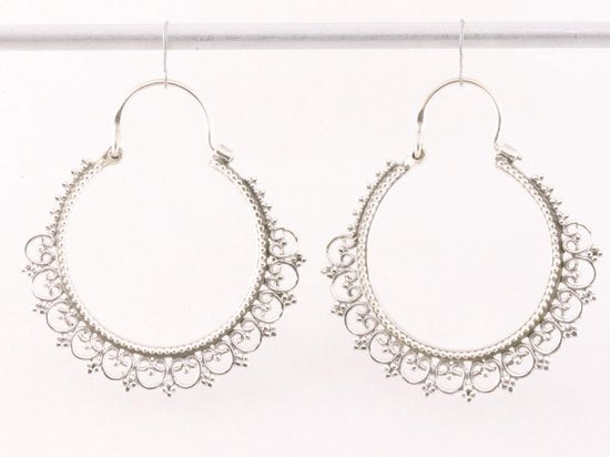 Grote opengewerkte traditionele zilveren oorringen afbeelding 3