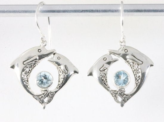 Zilveren dolfijn oorbellen met blauwe topaas afbeelding 3