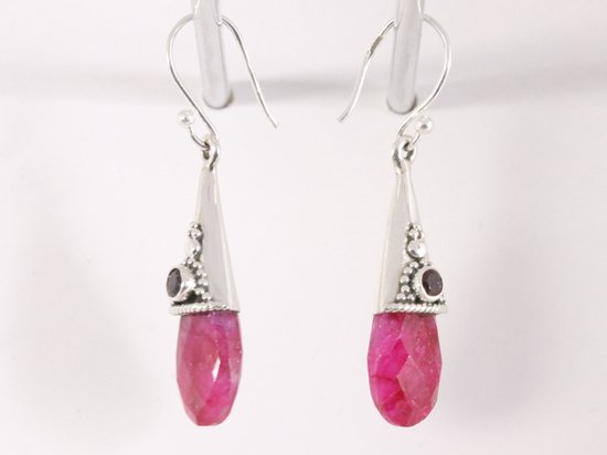 Traditionele bewerkte zilveren oorbellen met robijn en granaat afbeelding 2