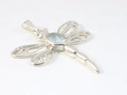 Opengewerkte zilveren libelle hanger met blauwe topaas aan ketting afbeelding 2