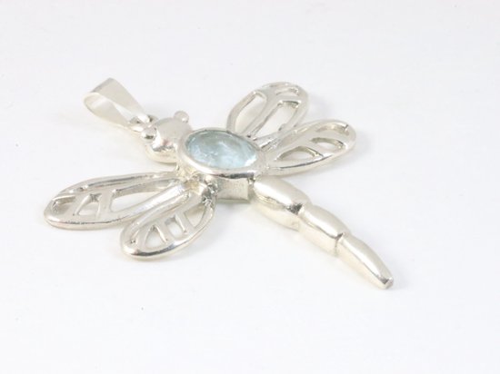 Opengewerkte zilveren libelle hanger met blauwe topaas aan ketting afbeelding 2