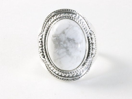 Bewerkte zilveren ring met howliet afbeelding 4