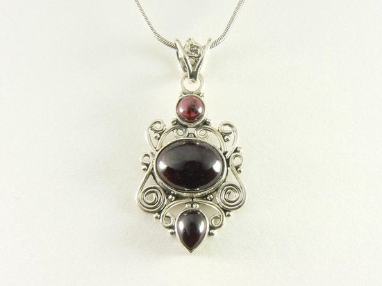 Opengewerkte zilveren hanger met granaat aan ketting afbeelding 4