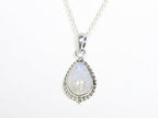 Bewerkte druppelvormige zilveren hanger met regenboog maansteen aan ketting afbeelding 4