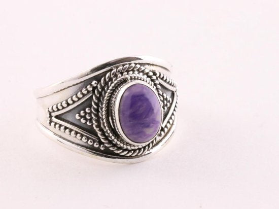 Bewerkte zilveren ring met charoiet afbeelding 1