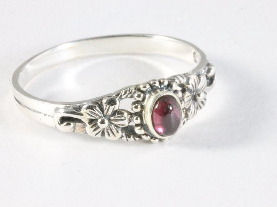 Fijne bewerkte zilveren ring met granaat afbeelding 1