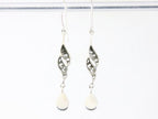 Lange opengewerkte zilveren oorbellen met Australische opaal afbeelding 2