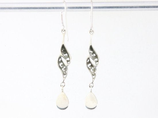 Lange opengewerkte zilveren oorbellen met Australische opaal afbeelding 2