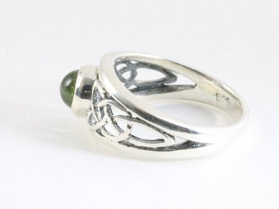 Opengewerkte hoogglans zilveren ring met peridoot afbeelding 2