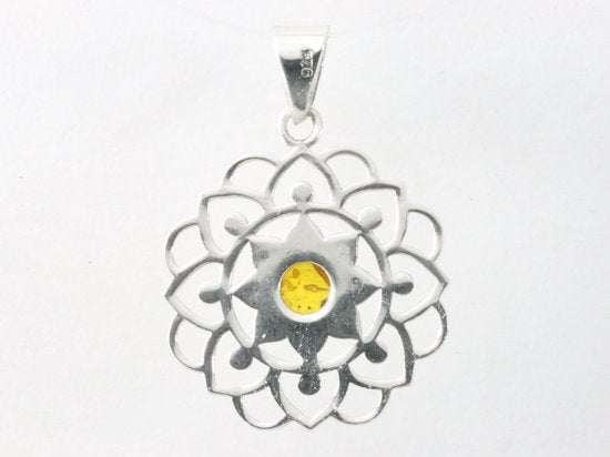 Opengewerkte zilveren hanger met amber afbeelding 3