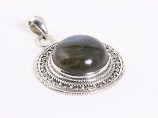 Bewerkte ronde zilveren hanger met labradoriet afbeelding 2