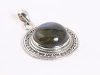 Bewerkte ronde zilveren hanger met labradoriet afbeelding 2