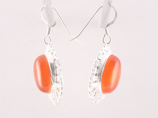 Opengewerkte zilveren oorbellen met rode vuuropaal afbeelding 2