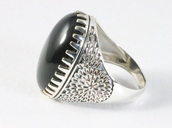 Zware bewerkte zilveren ring met onyx afbeelding 2
