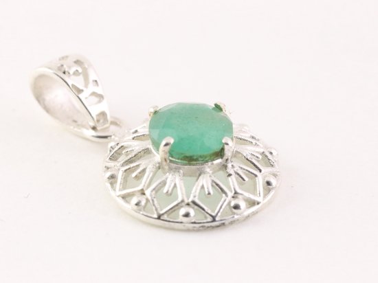 Fijne ronde opengewerkte zilveren hanger met smaragd aan ketting afbeelding 2
